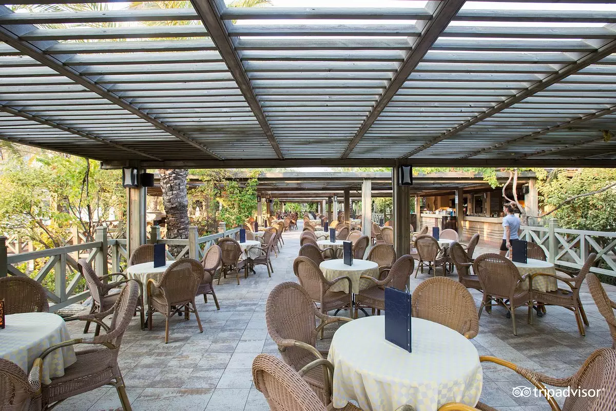 رستوران رو باز هتل رویال وینگز آنتالیا